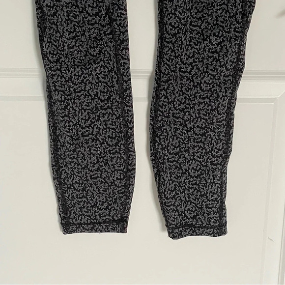 Athleta Ultimate Stash Pocket Textured 7/8 Tight - 29293 - Picture 11 of 16